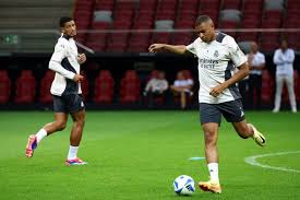 迪洛伦佐倒地施洛特贝克送点，但裁判看VAR后取消判罚！.